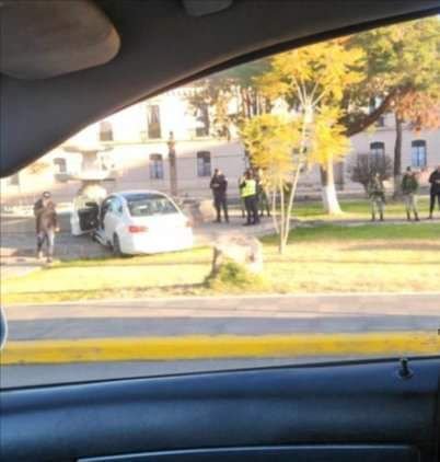 Mujer choca su vehículo contra la fuente de la 21 Zona Militar #Morelia 2 img 20240117 wa00054755371586947693375