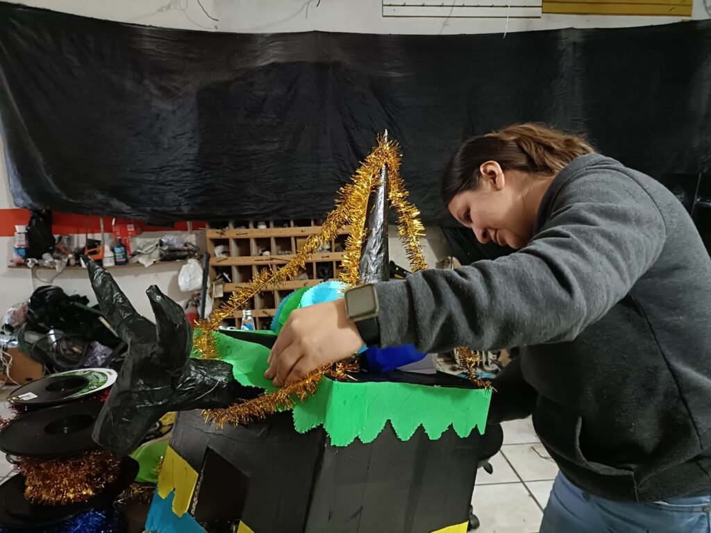 Toritos de Petate, Tradición Artesanal de Morelia 3 Artesana realiza torito de petate en Morelia