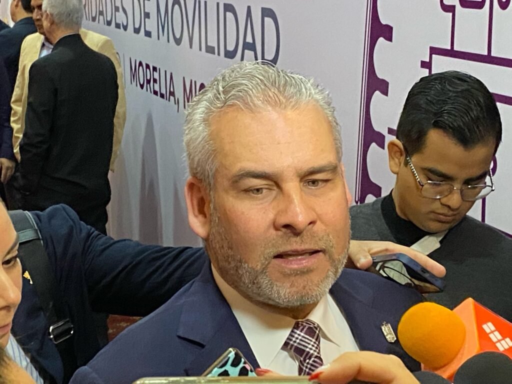 Alfredo Ramírez Bedolla destaca la seguridad en las carreteras de Michoacán y desestima el paro de transportistas a nivel nacional 2 gobernador de Michoacan