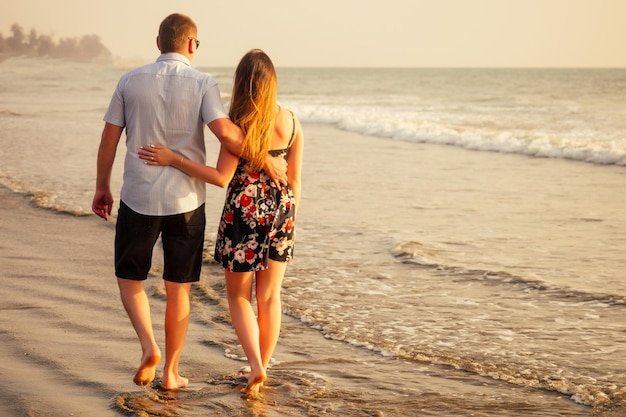 joven pareja enamorados playa 14 febrero dia san valentin viaje vacaciones al atardecer goa india viajes ano nuevo pais tropical concepto libertad 175356 2741