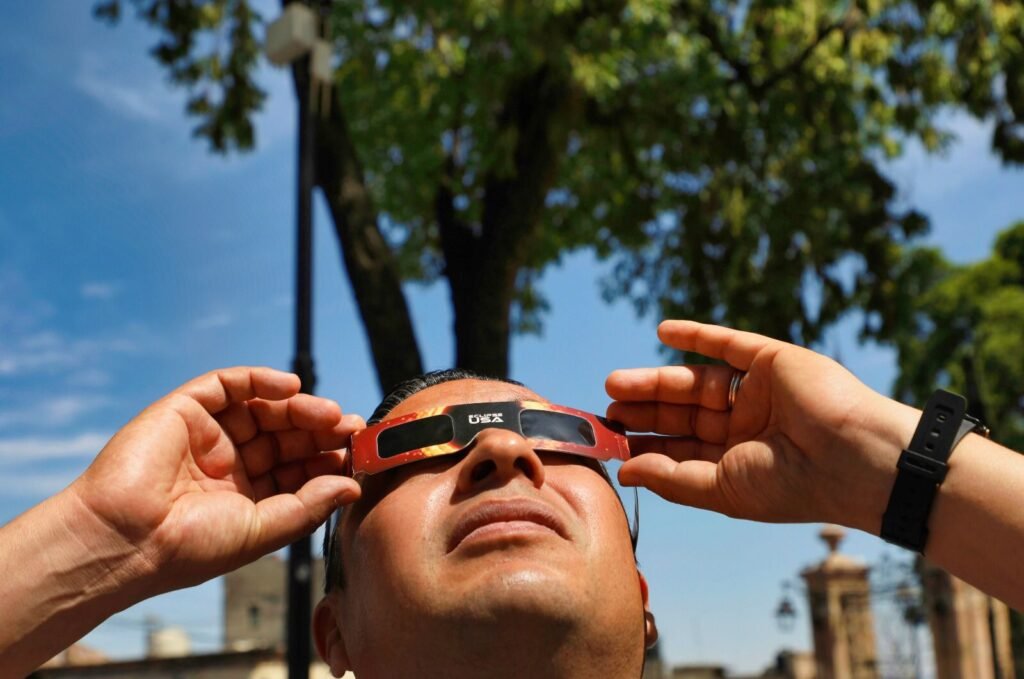 Sigue estas recomendaciones de la SSM para ver de forma segura el eclipse solar 2 eclipse solar recomendaciones 1 1