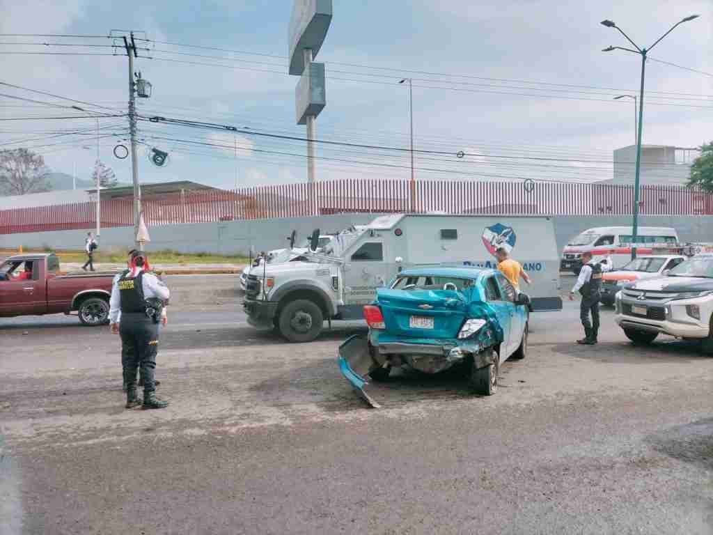 Morelia Conductor de ruta gris en aparente estado de bridad choca contra dos vehiculos 3 1