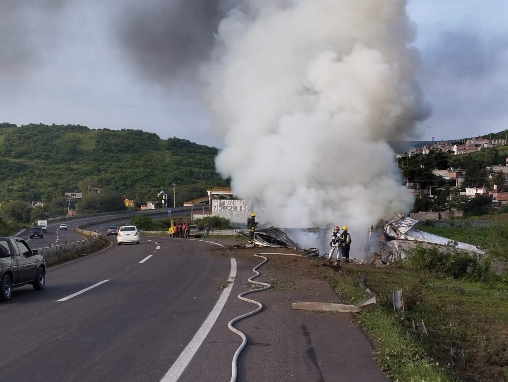 Incendio de Camion Torton en Tarimbaro Deja una Persona sin Vida en Tarimbaro