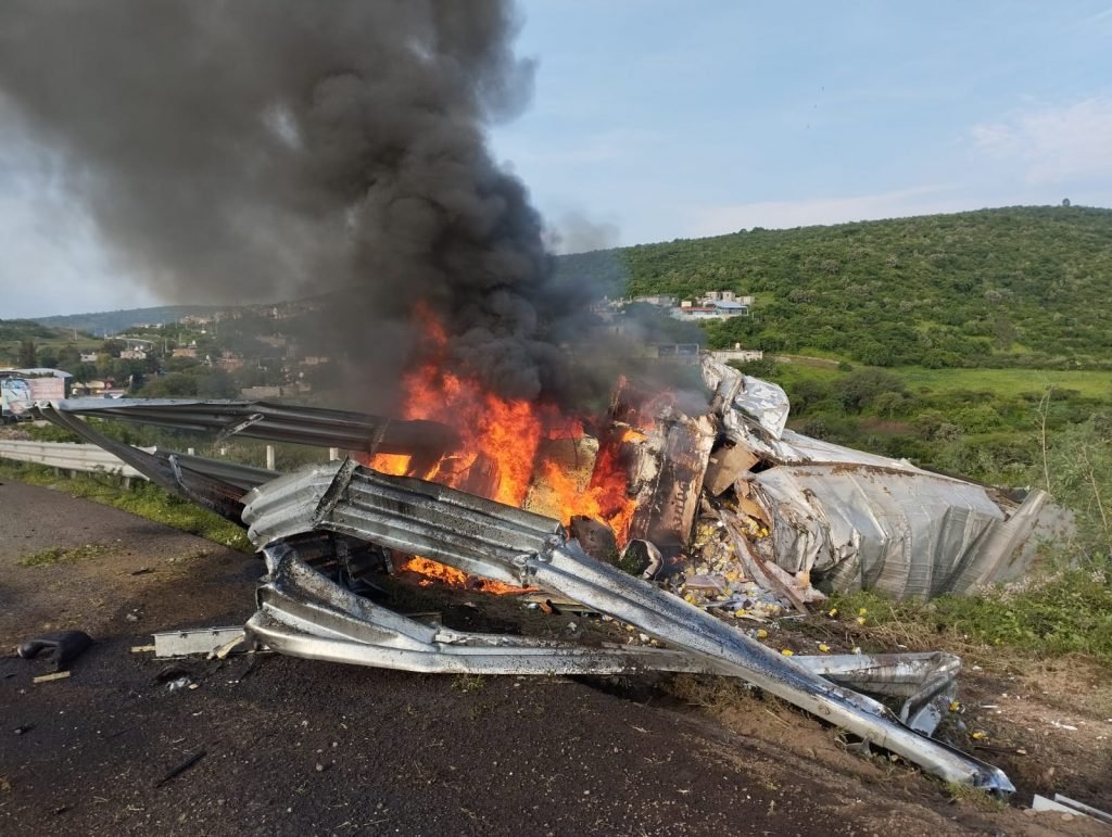 Incendio de Camion Torton en Tarimbaro Deja una Persona sin Vida en Tarimbaro 7