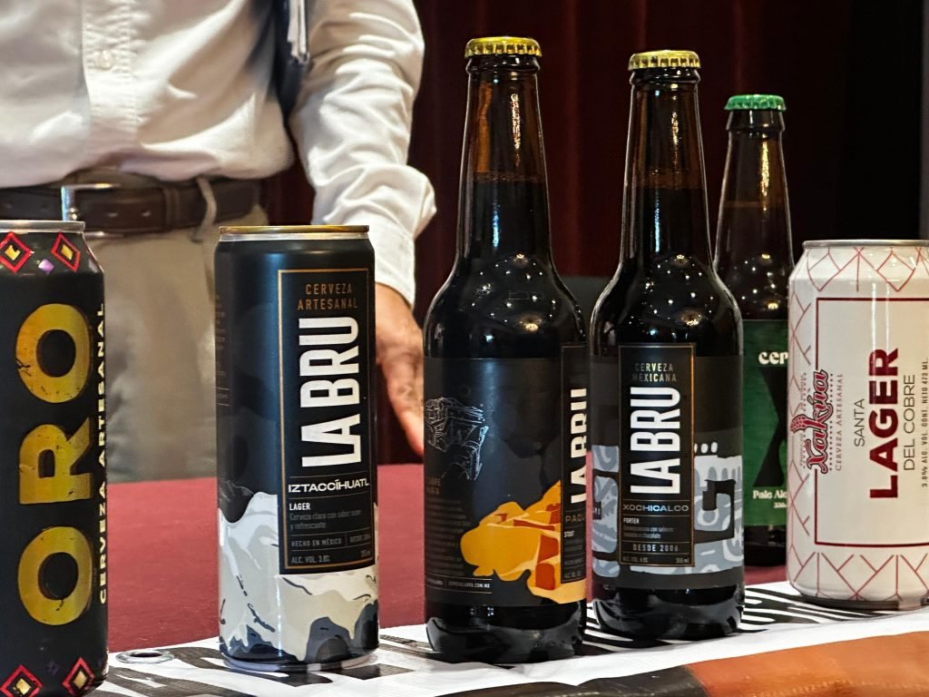 Corundas y Cervezas para Deleitar a Turistas y Morelianos 2 cervezas