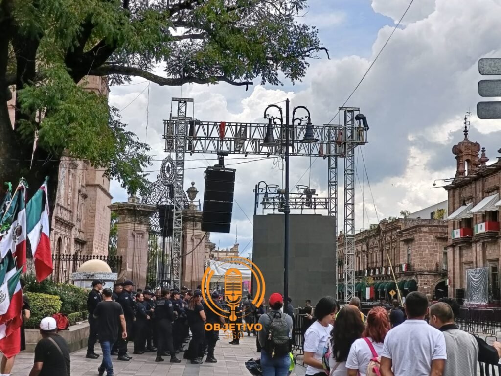Instalan Vallas Metálicas Previo al Concierto de Banda El Recodo en Morelia 2 1000558361