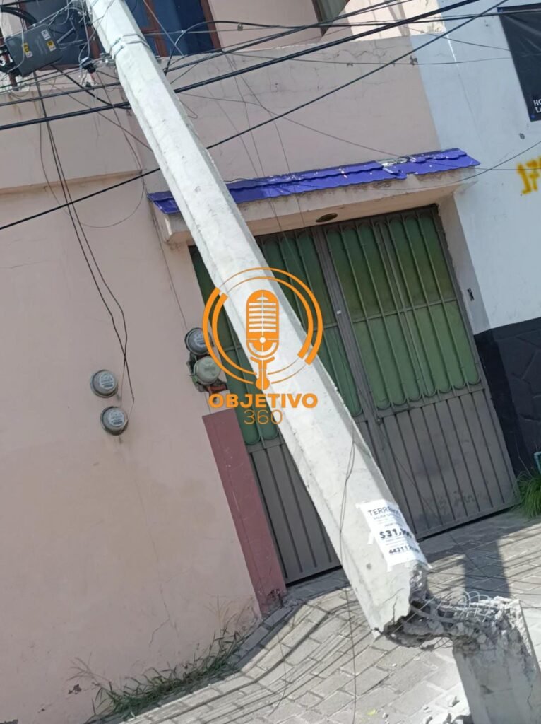 Conductor de tráiler tumba poste y daña viviendas en la colonia Santiaguito, Morelia 2 1000569995