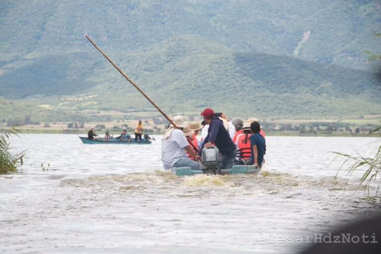 Inicio 4 Bedolla decidira el empleo temporal a pescadores del Lago de Cuitzeo COMPESCA 3