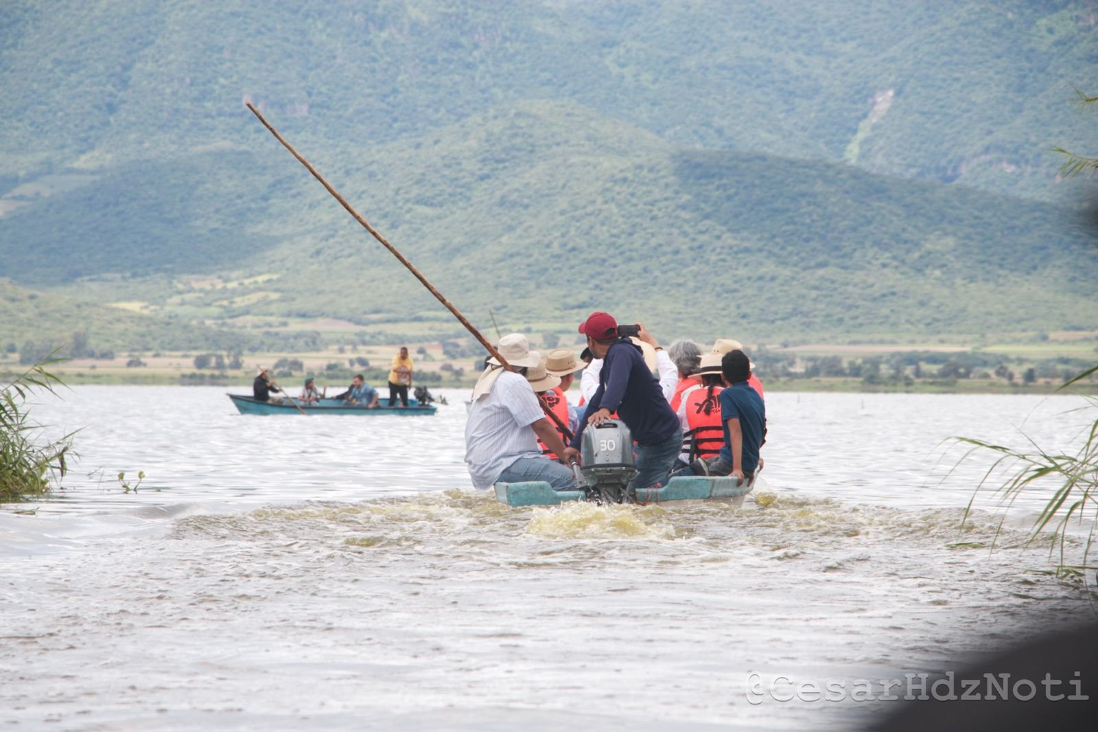 Bedolla decidira el empleo temporal a pescadores del Lago de Cuitzeo COMPESCA 3