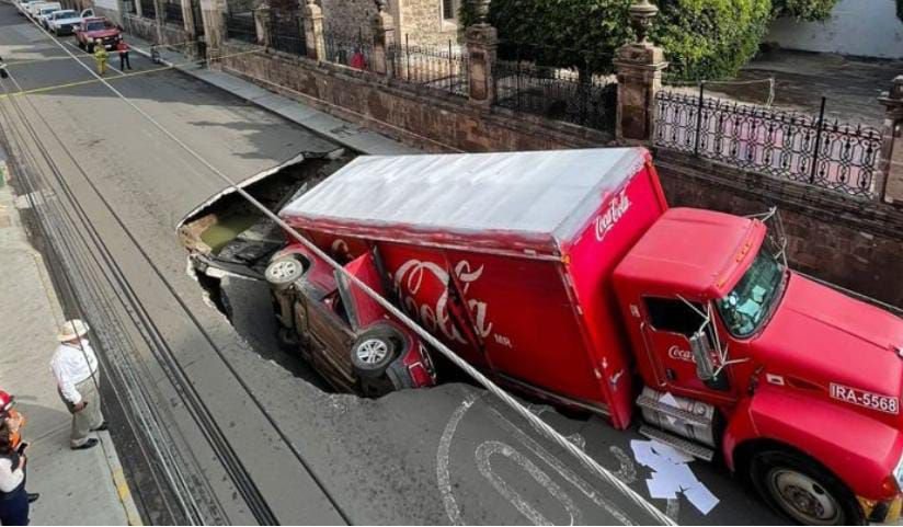 Socavón en Irapuato se tragó una camioneta y un tráiler 2 img 20240920 wa00275815058736535712195