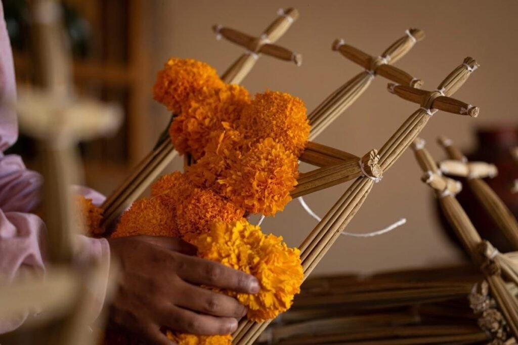 Aprende a crear arcos para altares de muerto con flor de cempasuchil
