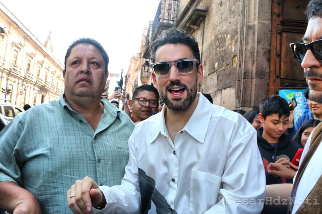 FICM Chava Iglesias tuvo problemas con los amigos de Luis Gerardo Méndez, los trataba como a Hugo Sánchez en Club de Cuervos 2 Chava Iglesias tuvo problemas con los amigos de Luis Gerardo Mendez los trataba como a Hugo Sanchez