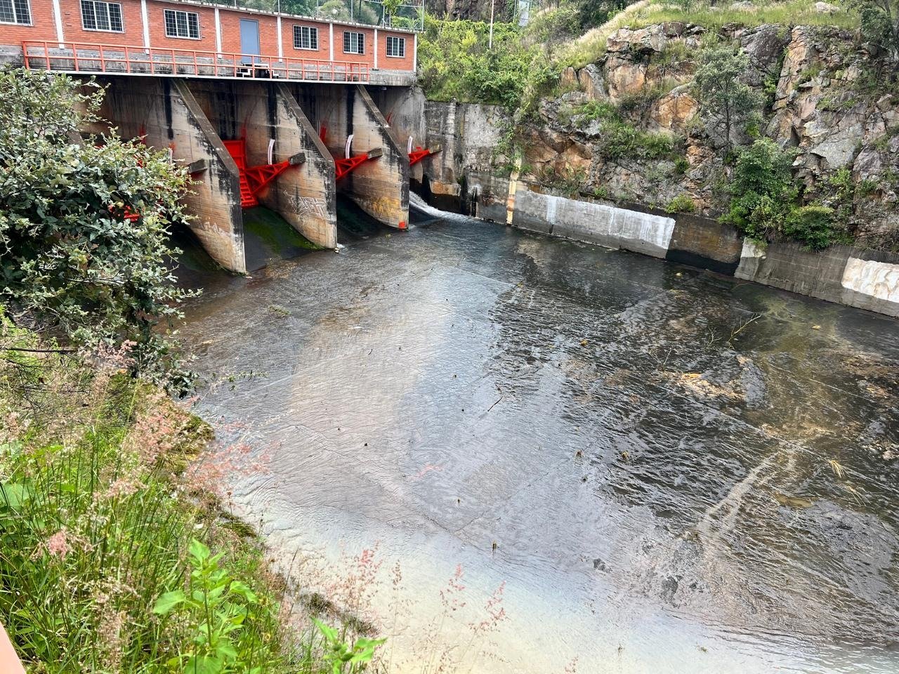 La Comision Nacional del Agua detiene desfogue de la presa de Cointzio