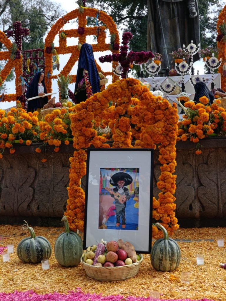 Pátzcuaro dedica altar principal a Milán, el niño que conmovió a México comparando Pátzcuaro con Londres 3 img202411011436141599030565648948022