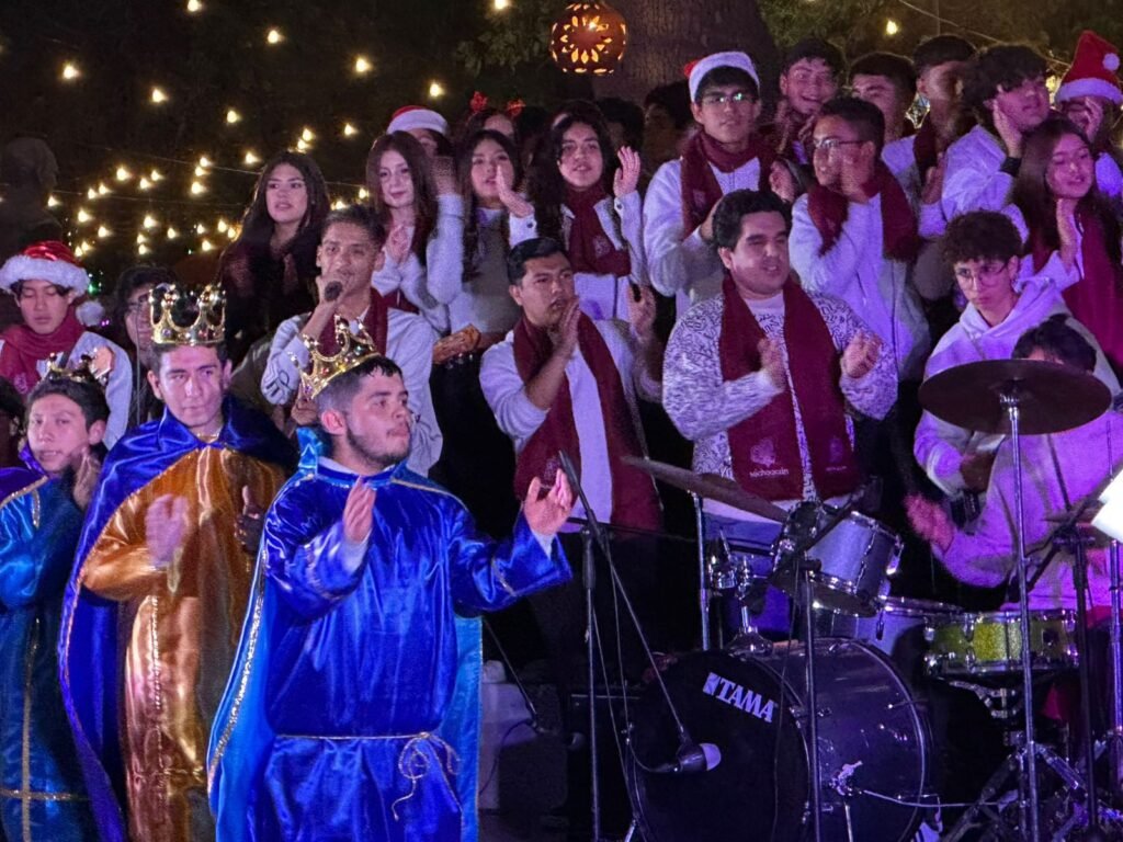 <br>El Coro Monumental Navideño llenó de música y alegría los jardines de Ceconexpo 2 img 20241215 wa00521838598824107675681
