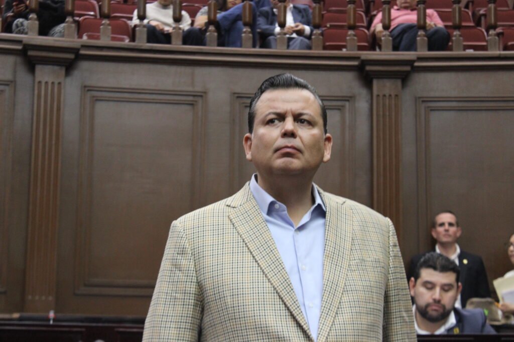 Diputado Guillermo Valencia Reyes pide un minuto de silencio por víctimas de violencia en Michoacán 2 Diputado Guillermo Valencia Reyes pide un minuto de silencio por victimas de violencia en Michoacan