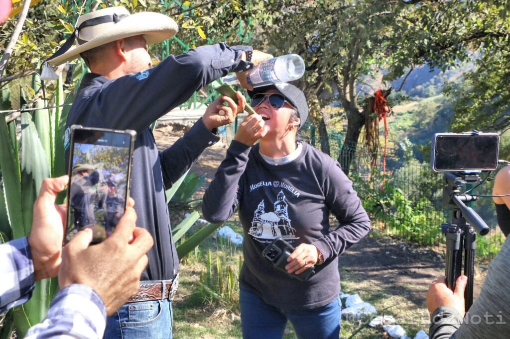 Influencers visitan Etúcuaro, quedan maravilladas con mezcal y atractivos naturales 3 img 20250127 wa01426852179197271782575