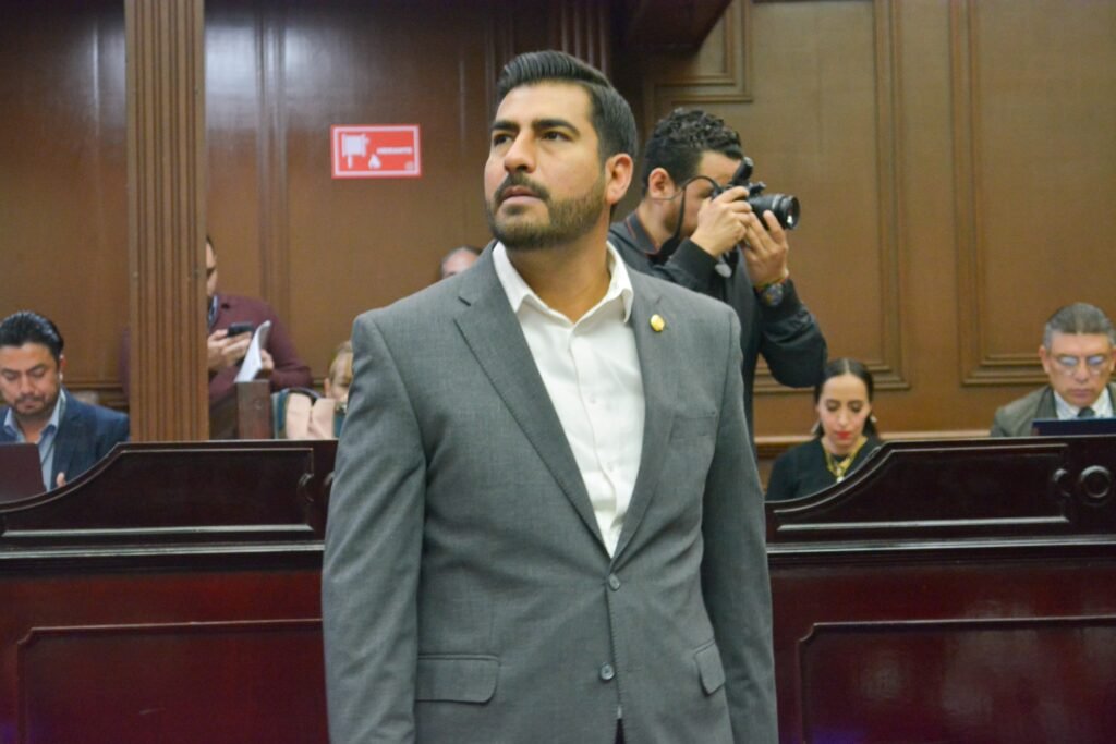Impulsar desde el Congreso reformas para el desarrollo económico de Michoacán: Poncho Chávez 2 El diputado local senalo que desde el GPPAN es necesario fomentar el primer empleo y la primera empresa 90