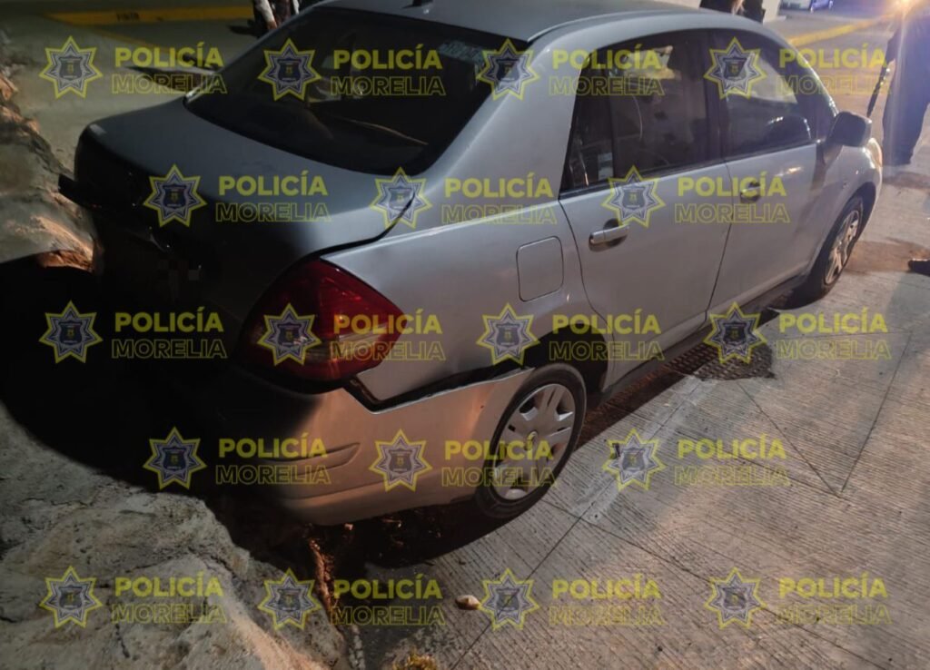 Hombre roba un auto, choca y lo detienen policías de Morelia 3 Hombre roba un auto choca y lo detienen policias de Morelia 70