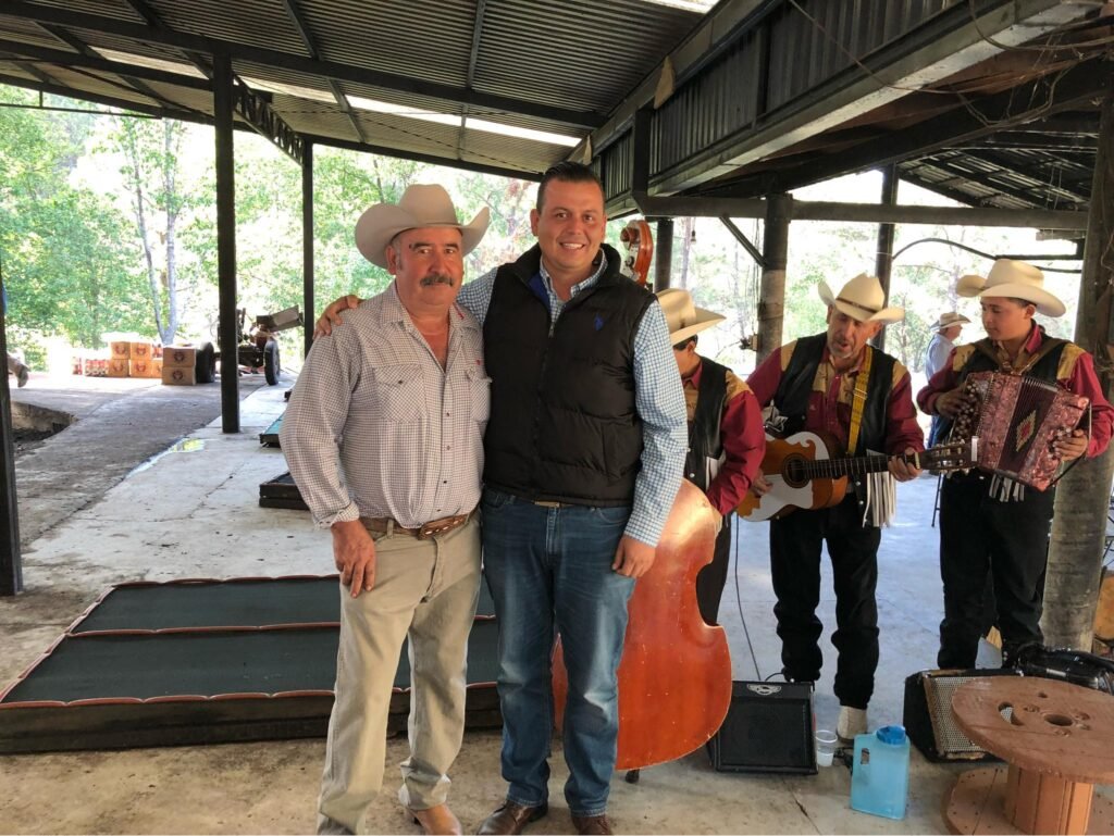 Asesinan a Don Sergio Rangel, productor de mezcal Piedras de Lumbre; a más 4 horas de su muerte ninguna autoridad llega a la escena del crimen. 3 Asesinan a Don Sergio Rangel productor de mezcal Piedras de Lumbre a mas 4 horas de su muerte ninguna autoridad llega a la escena del crimen. op