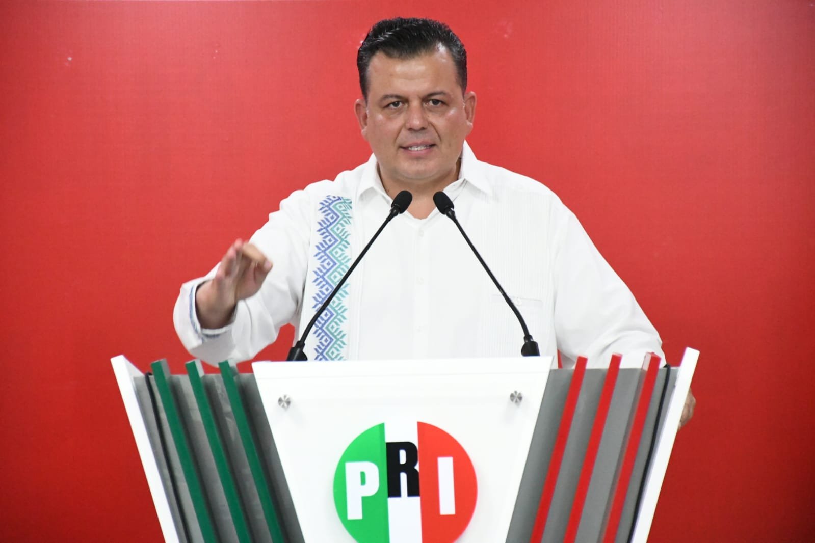 El dirigente Memo Valencia invita a la presidenta de Mexico y al gobernador de Michoacan a acompanar a las familias desplazadas para recuperar su patrimonio su ganado y su tranquilidad