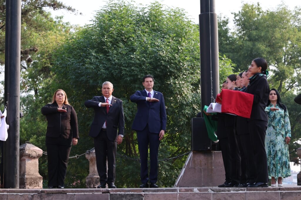Encabeza Alfonso Martinez Alcazar Izamiento de banderas por 484 Aniversario de Morelia