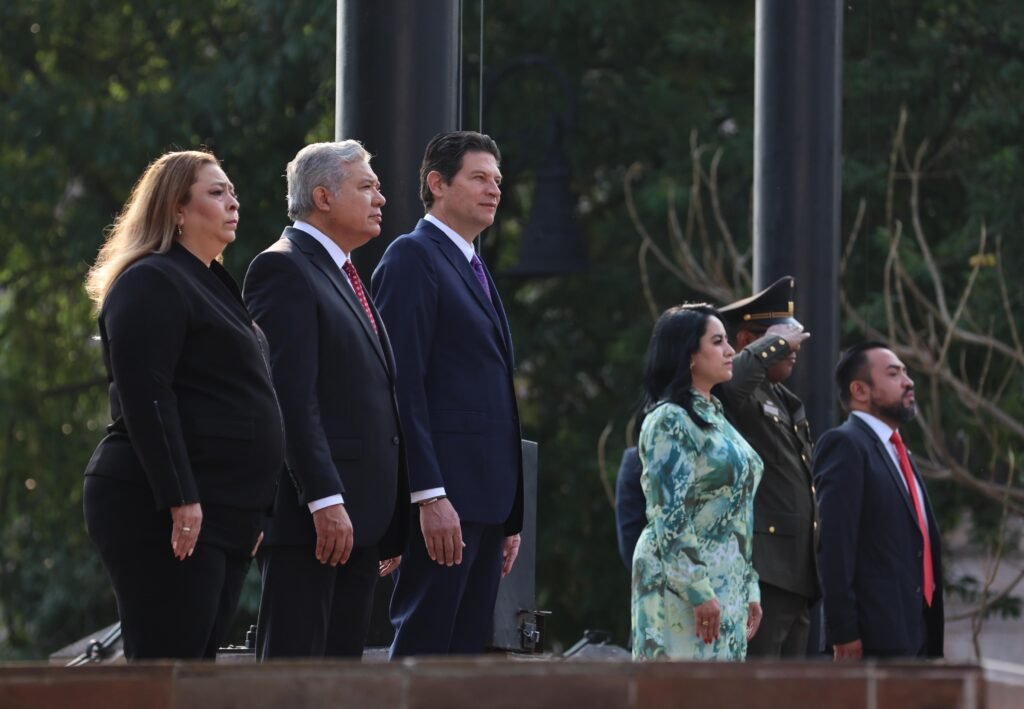 Encabeza Alfonso Martinez Alcazar Izamiento de banderas por 484 Aniversario de Morelia 2
