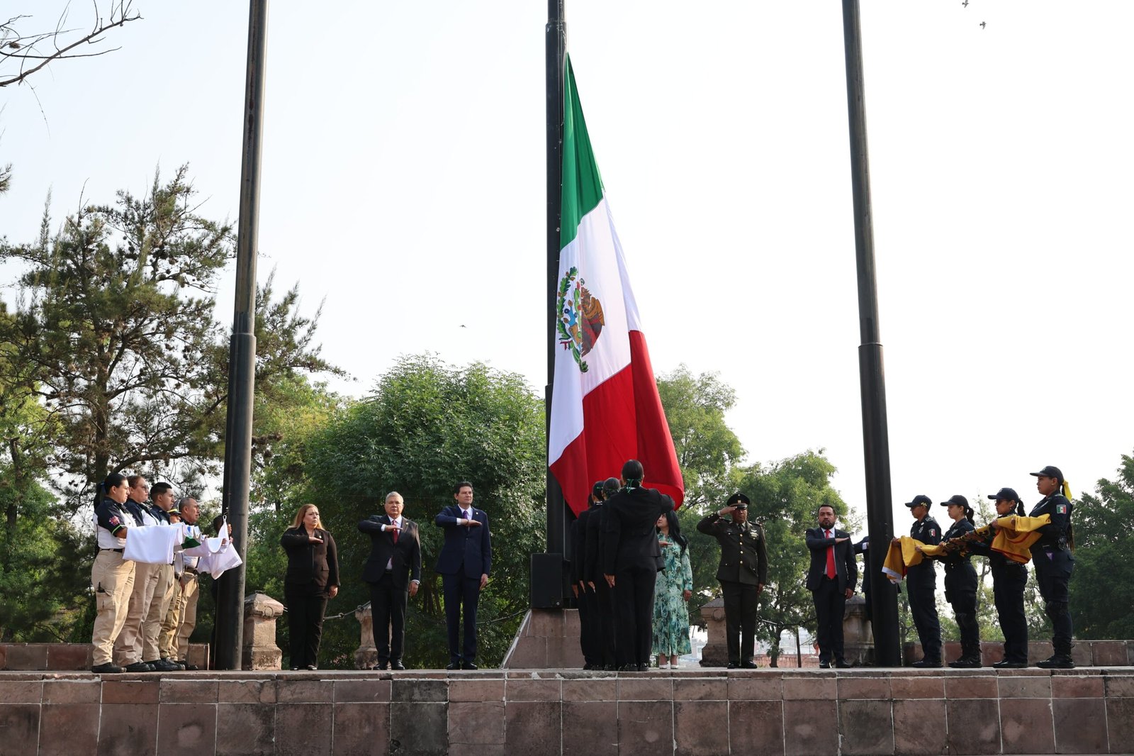 Encabeza Alfonso Martinez Alcazar Izamiento de banderas por 484 Aniversario de Morelia 4 scaled
