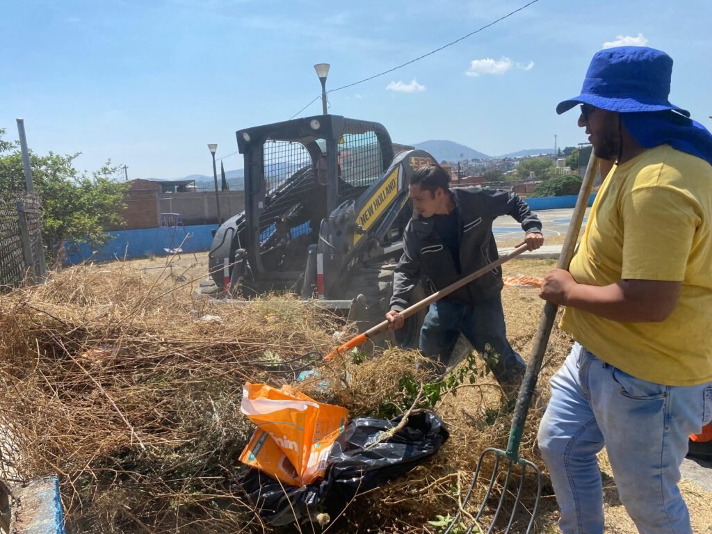 Vecinas y vecinos se suman a la jornada de limpieza en nororiente de Morelia 2 Vecinas y vecinos se suman a la jornada de limpieza en nororiente de Morelia 890