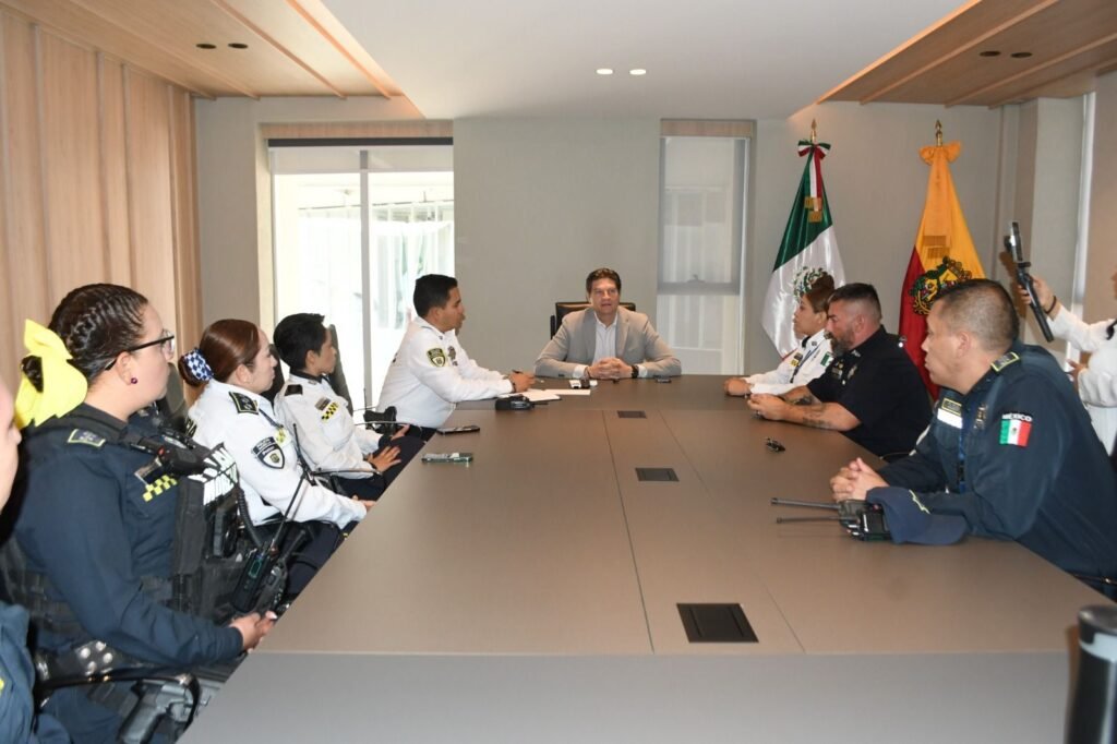 <br>Entrega Alfonso Martínez nombramiento a Pablo Alarcón como encargado de la Comisión Municipal de Seguridad Ciudadana 2 img 20250519 wa00093673130741043164560