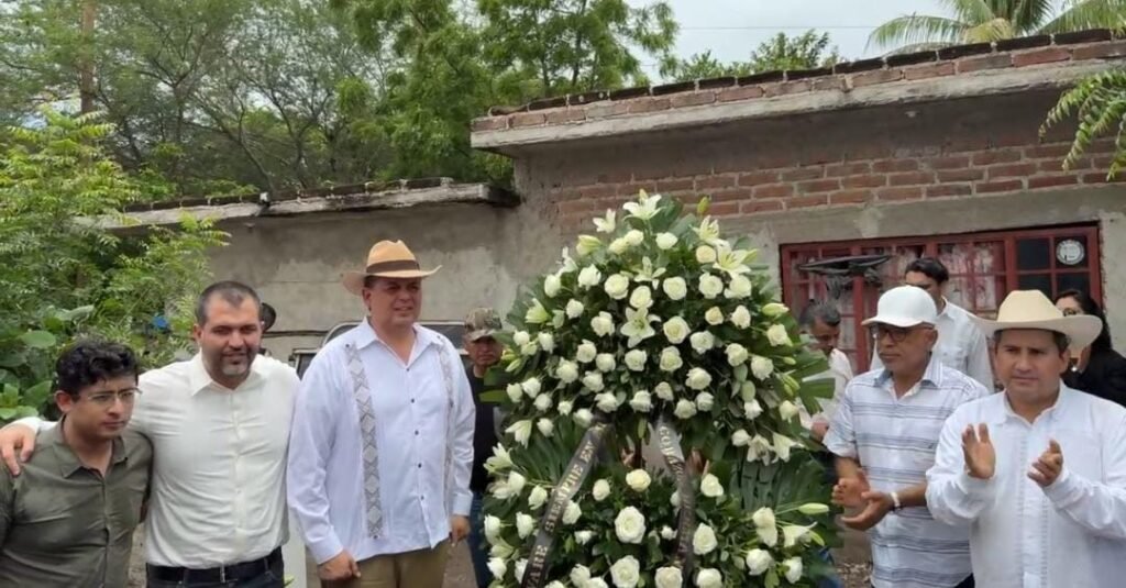 A dos años de su asesinato, colocan busto en honor a Hipólito Mora y elementos caídos en La Ruana 2 A dos anos de su asesinato colocan busto en honor a Hipolito Mora y elementos caidos en La Ruana