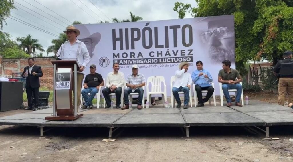 A dos años de su asesinato, colocan busto en honor a Hipólito Mora y elementos caídos en La Ruana 4 A dos anos de su asesinato colocan busto en honor a Hipolito Mora y elementos caidos en La Ruana 123