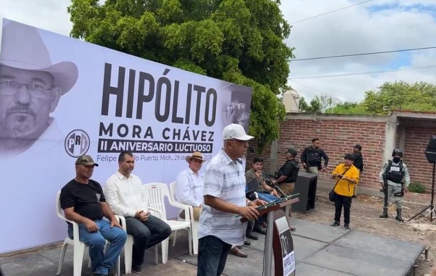 A dos años de su asesinato, colocan busto en honor a Hipólito Mora y elementos caídos en La Ruana 3 A dos anos de su asesinato colocan busto en honor a Hipolito Mora y elementos caidos en La Ruana 2321