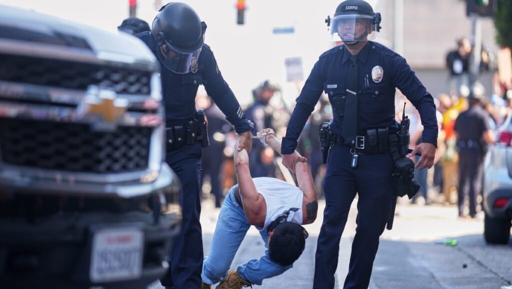 Caos en Los Ángeles: Tres días de protestas contra redadas migratorias dejan detenidos y vehículos vandalizados 3 redadas en los angeles foto