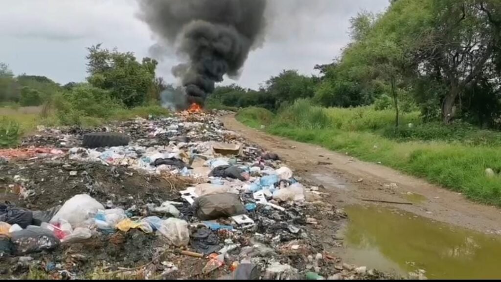 La Ruana está entre moscas, basura, contaminación y balaceras; denuncia hermano de Don Hipólito Mora 2 La Ruana esta entre moscas basura contaminacion y balaceras denuncia hermano de Don Hipolito Mora wqeq