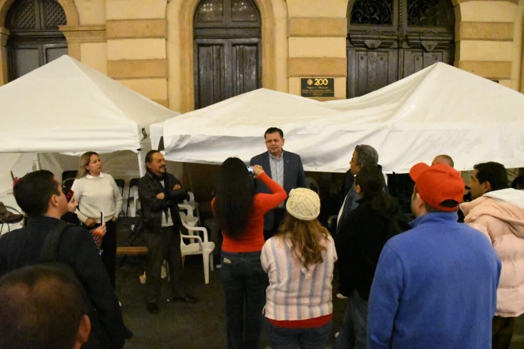 Memo Valencia exhibe la indolencia de las autoridades estatales al no atender a manifestantes en el Congreso del Estado 2 img 20251208 wa00078912009944806128325