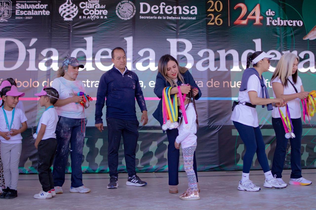 Dayana Perez celebra a la infancia en Salvador Escalante con entrega de medallas 78