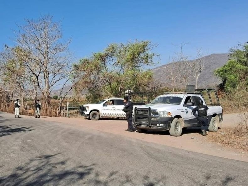 Emboscan a funcionarios de Pomaro en Aquila; tres muertos en carretera de la Costa Michoacana