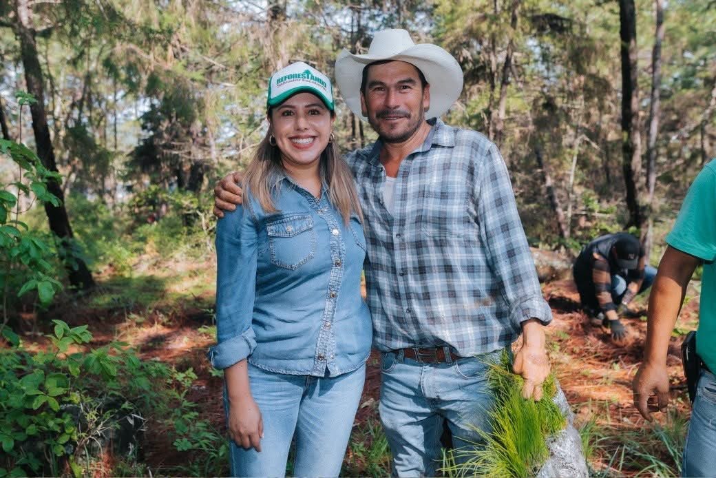 Dayana Pérez fortalece la campaña Reforestando Salvador Escalante junto a ejidatarios de Santa Rosa.