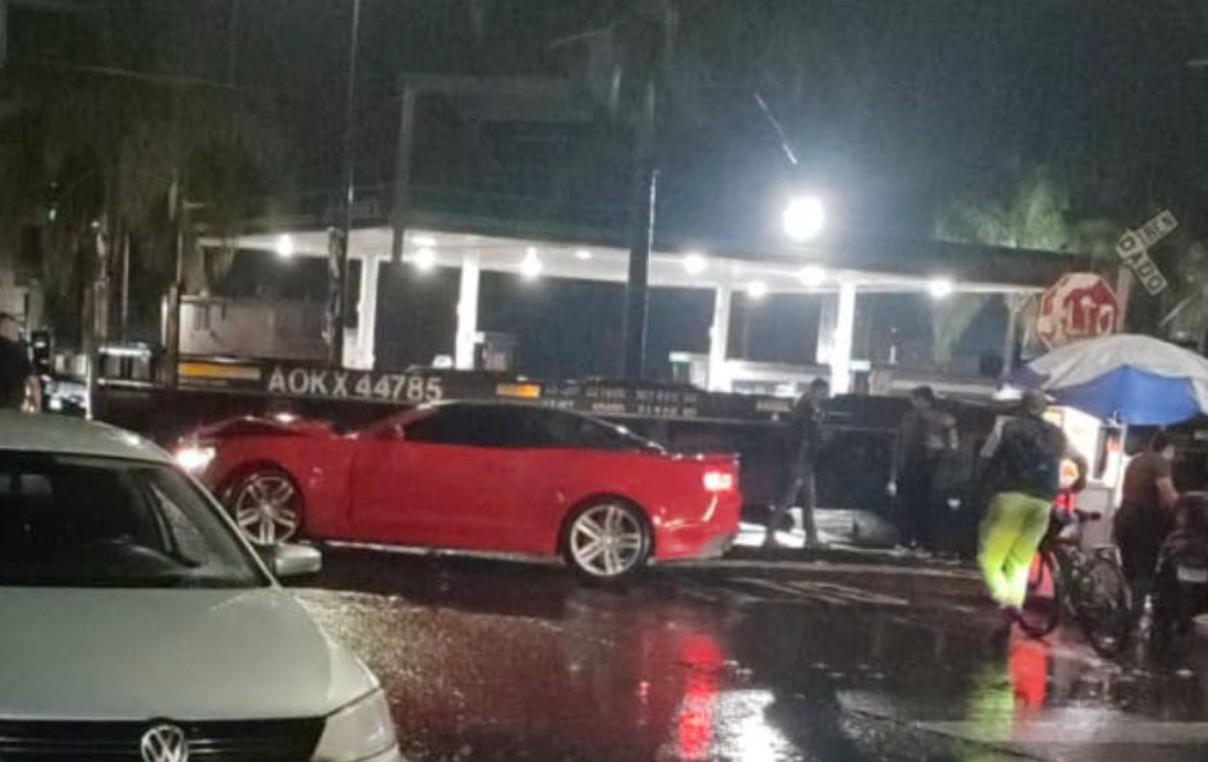 Camaro choca contra tren en Morelia