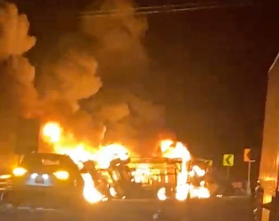 Se incendia y vuelca tráiler en la Autopista Guadalajara-Atlacomulco; tráfico está completamente detenido 1 Captura de pantalla 2026 08 18 a las 11.06.34 p.m