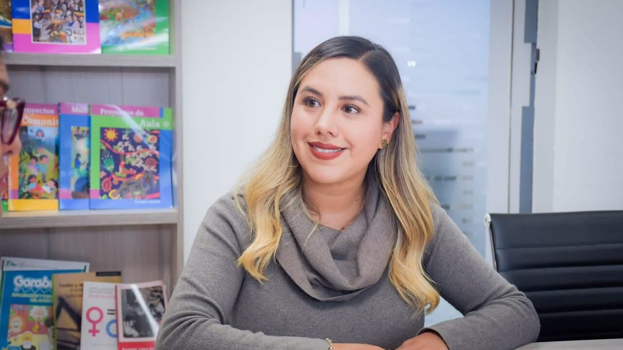Dayana Pérez Mendoza gestiona apoyos educativos para escuelas de Salvador Escalante